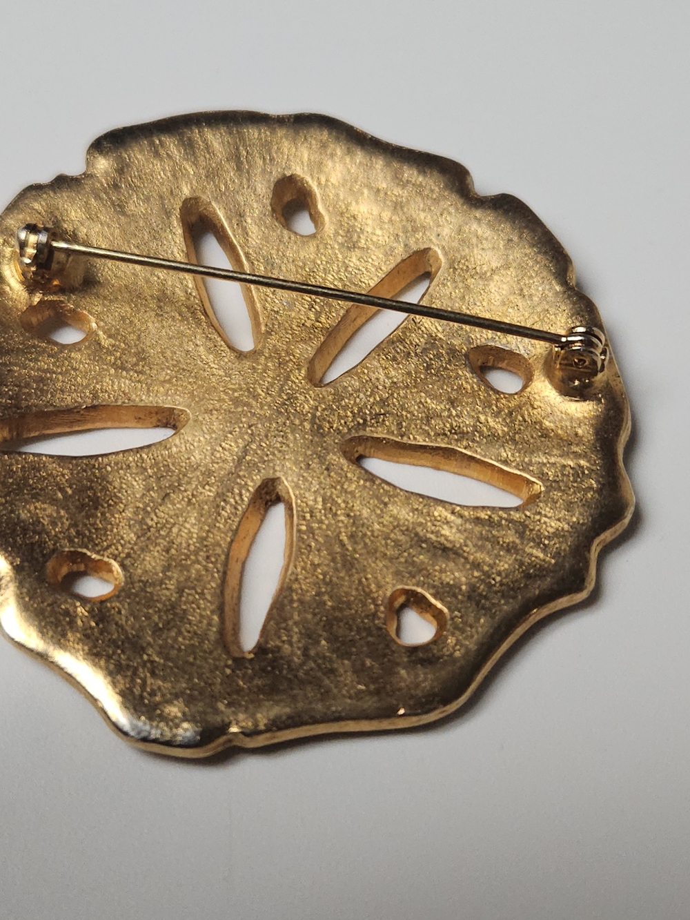 Large Gold Sand Dollar Brooch - Picture 5 of 7